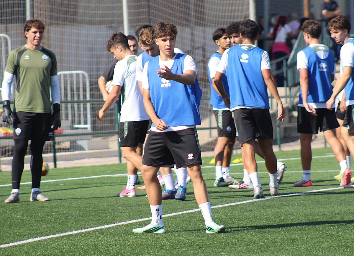 El lateral Óscar Domingo regresa al equipo tras superar sus problemas físicos.