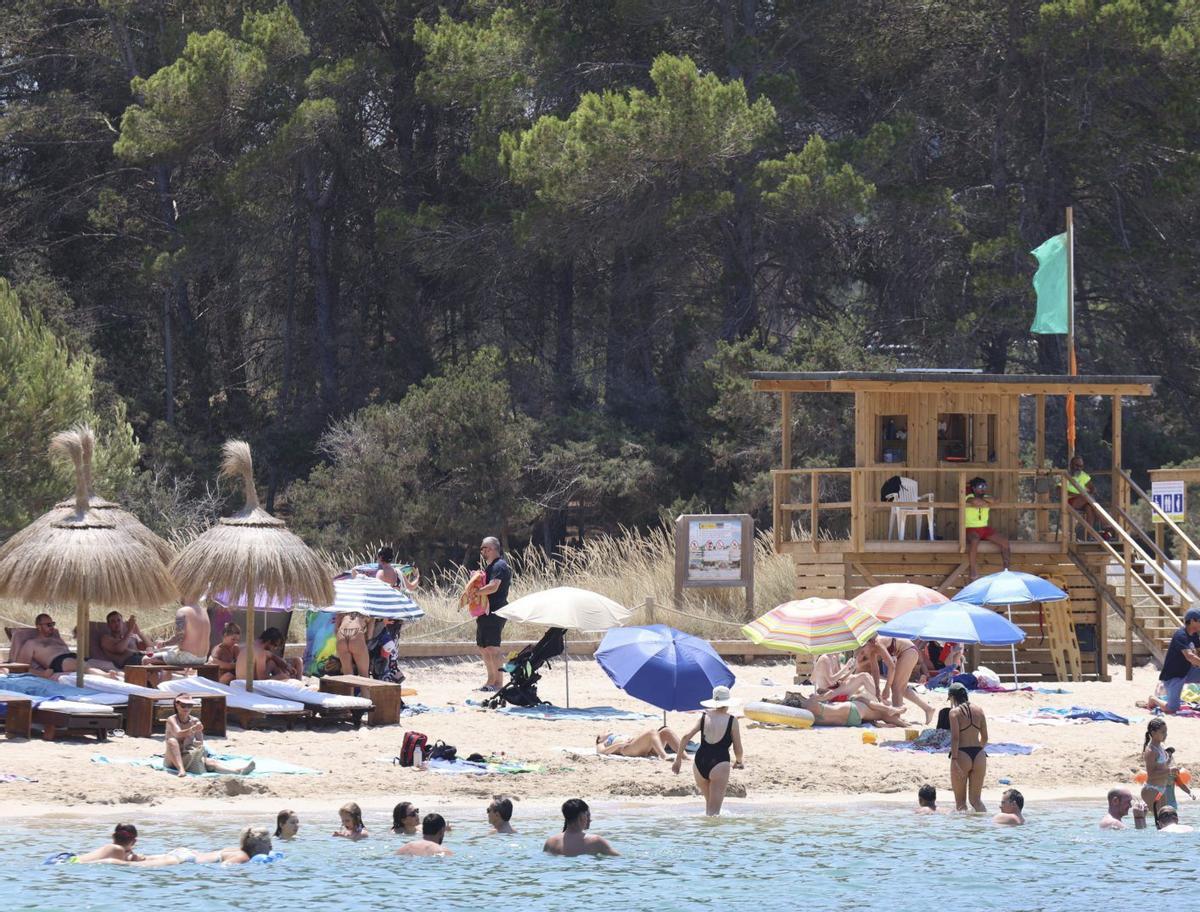 Bañistas en Port des Torrent.
