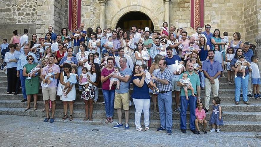 Los jóvenes sacan en procesión a la patrona entre antorchas