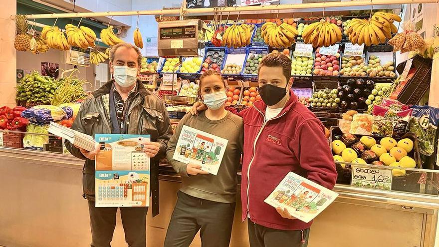 Antonio Álvarez, durante el reparto de los calendarios, en el mercado del Sector Sur.