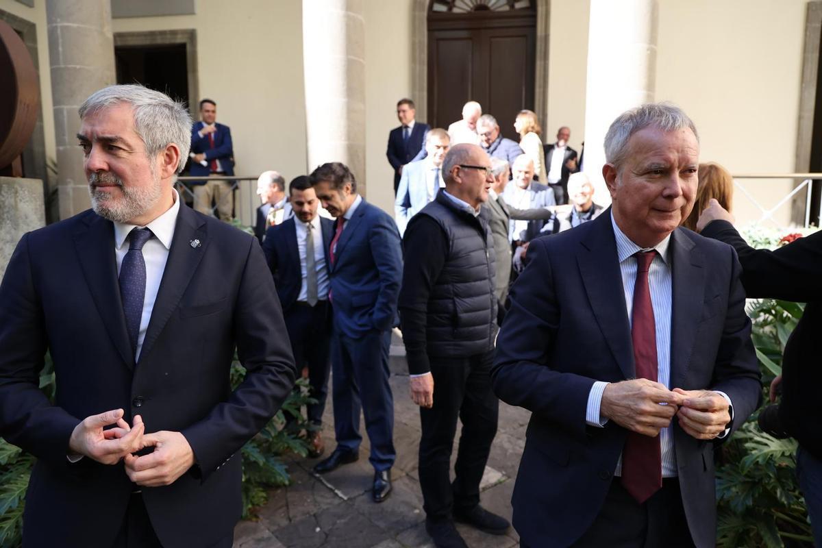 El presidente Fernando Clavijo (i) y el portavoz socialista, Sebastián Franquis, en el patio del Parlamento en una anterior sesión plenaria.