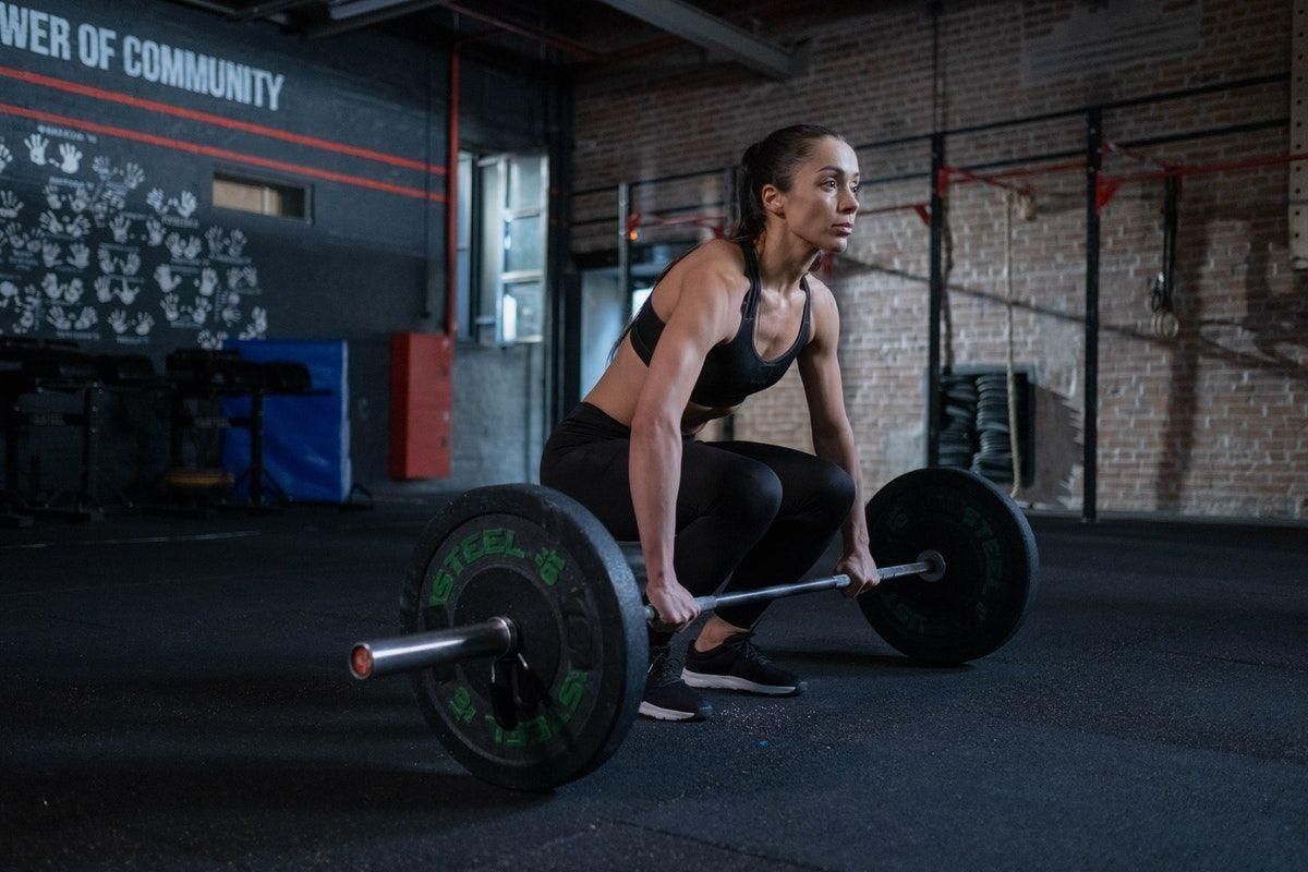 El levantamiento de peso, uno de los ejercicios que podemos hacer en una sesión de crossfit.