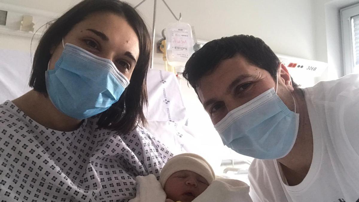 La pareja avilesina formada por Ana Rodero y Diego García, con el pequeño Pelayo en brazos, primer bebé del año en Avilés