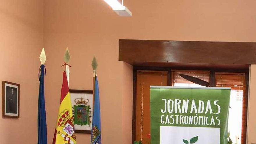 Manuel Sánchez (de Hotupa), García y Casas presentan el cartel de las Jornadas gastronómicas en Arriondas.