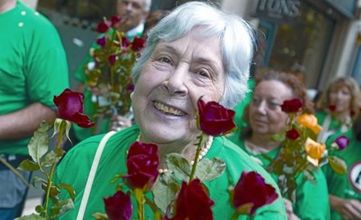Entusiasme 8 La Maria, de 85 anys, participa en l’entrega de roses a Barcelona, ahir. Entusiasme 8 La Maria, de 85 anys, participa en l’entrega de roses a Barcelona, ahir.
