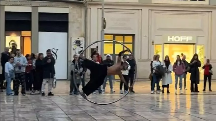 La Policía Local denuncia a un joven trapecista en la plaza de la Constitución