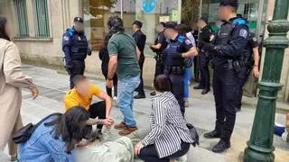Altercados en la entrada a los juzgados del monitor de piscina detenido por agresión sexual en Marín