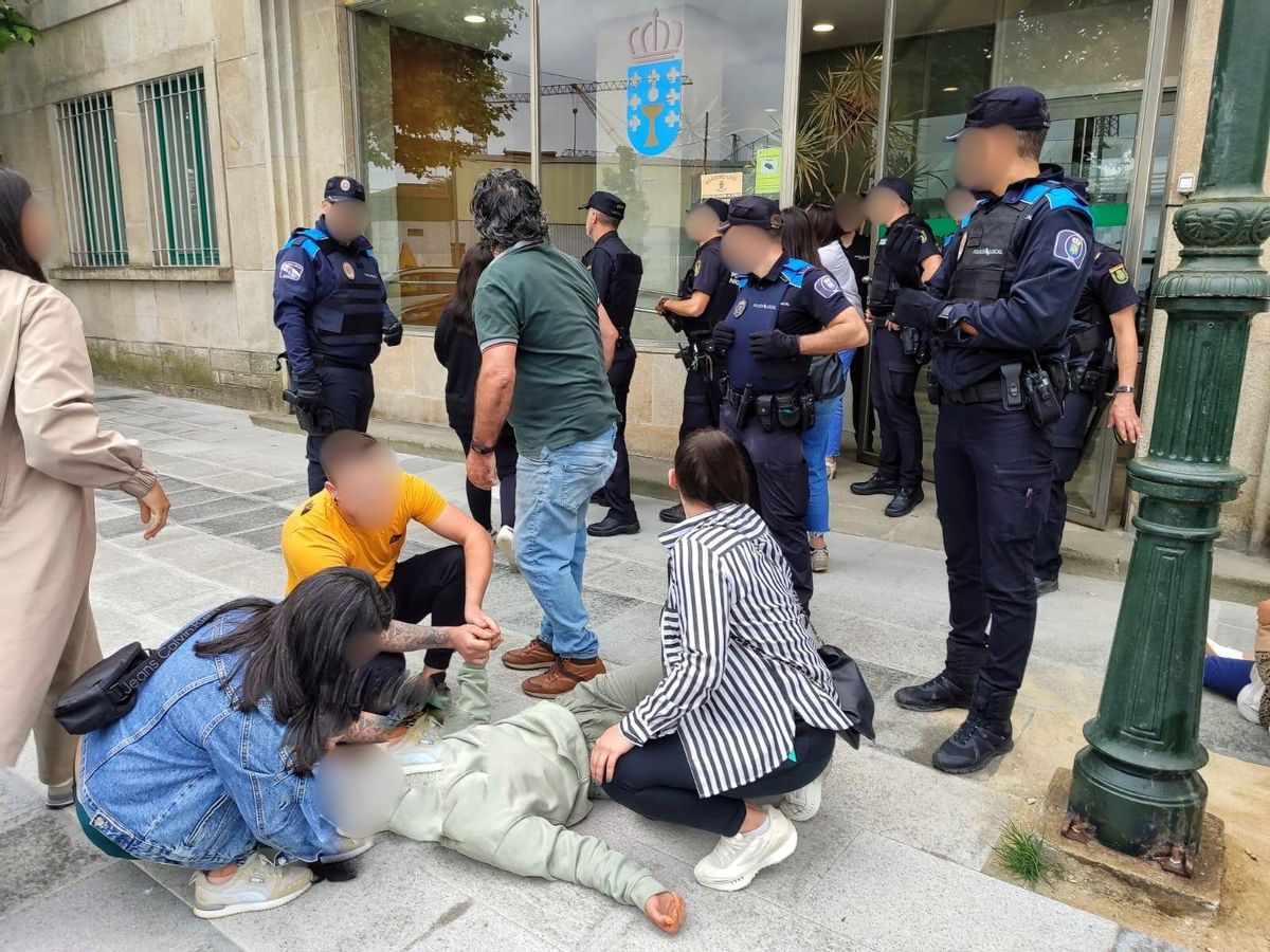 Momentos de tensión en la llegada al juzgado de Marín del monitor de piscina acusado de agresiones sexuales a menores
