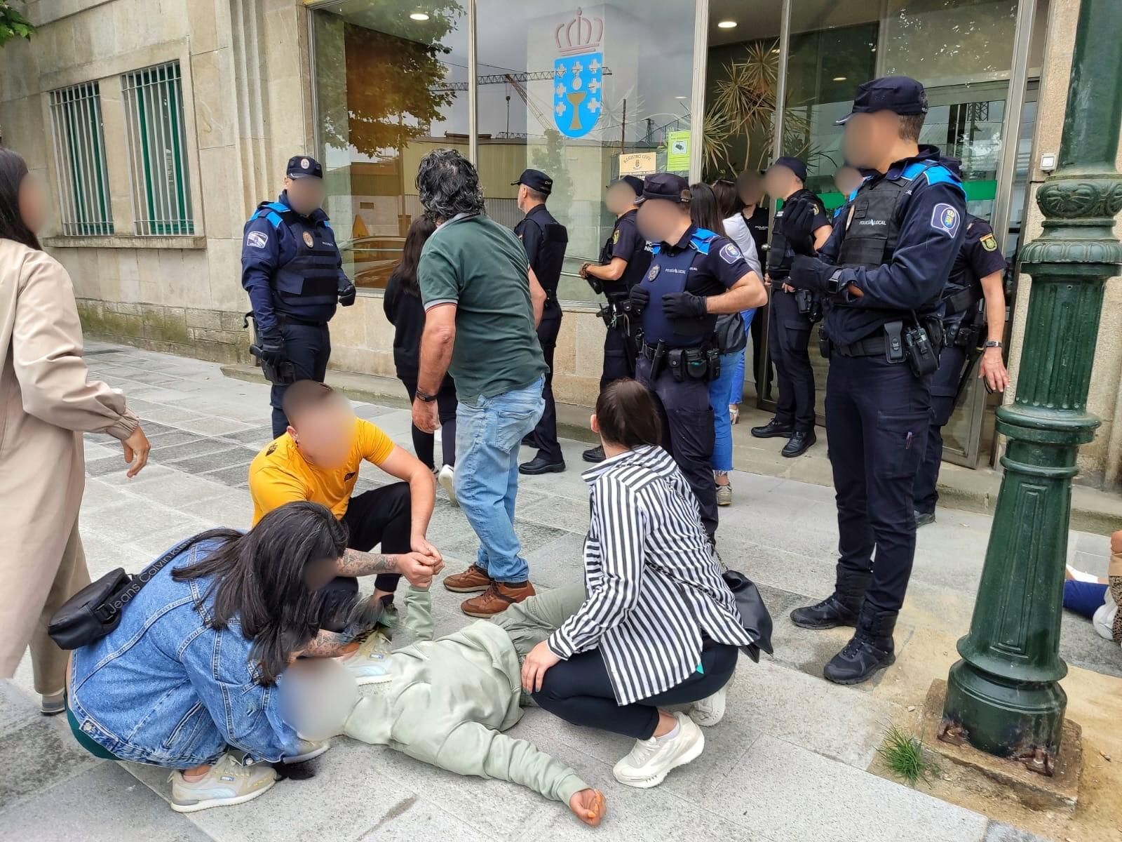 Momentos de tensión en la llegada al juzgado de Marín del monitor de piscina acusado de agresiones sexuales a menores