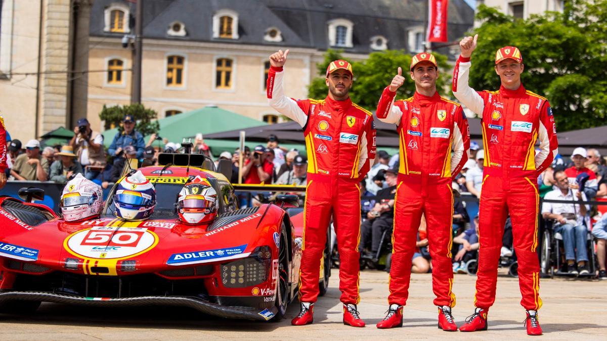 El catalán Miguel Molina, en el centro, junto a sus compañero en el Ferrari #50 que hoy buscará la Hyperpole en Le Mans