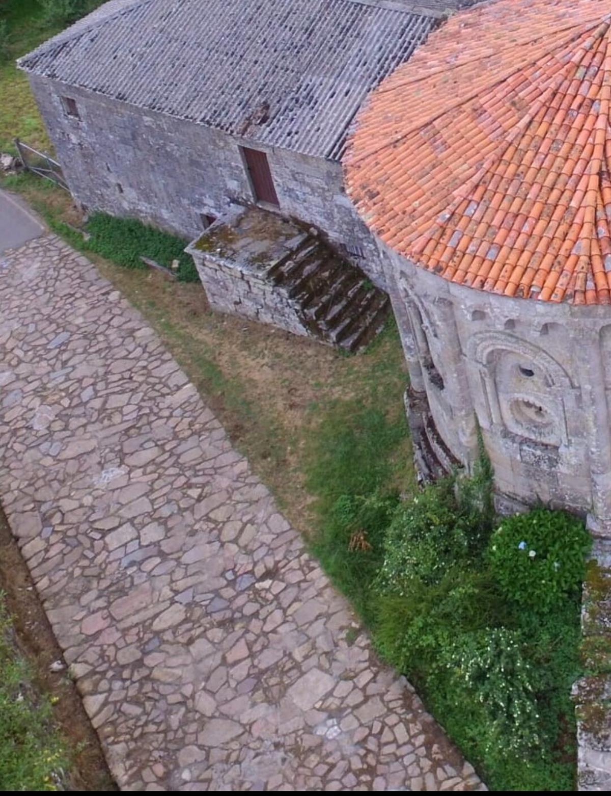 El camino empedrado junto al templo, antes de la actuación municipal.