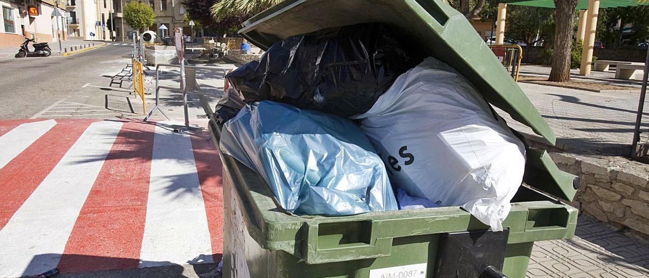 Un contenedor de basura repleto, en una calle de Aielo, en una imagen de archivo. | PERALES IBORRA