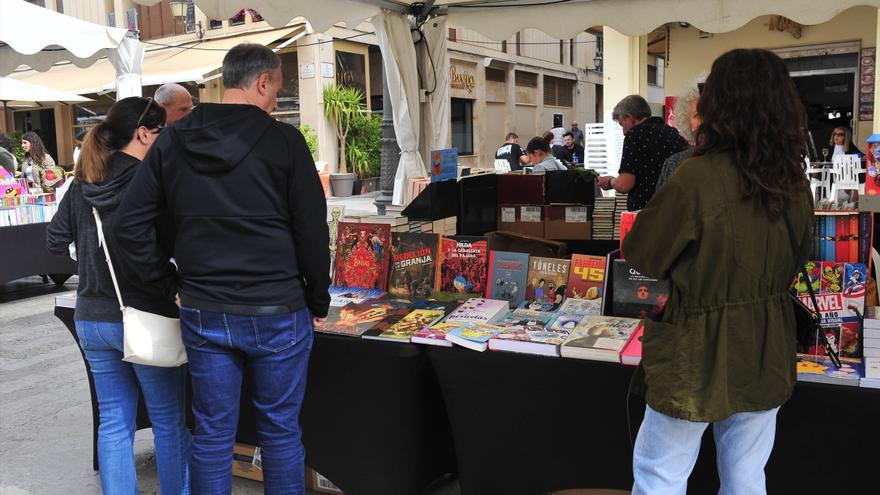 Feria del libro Elche: miles de lecturas, rosas y talleres para ser escritor sin fracasar en el intento