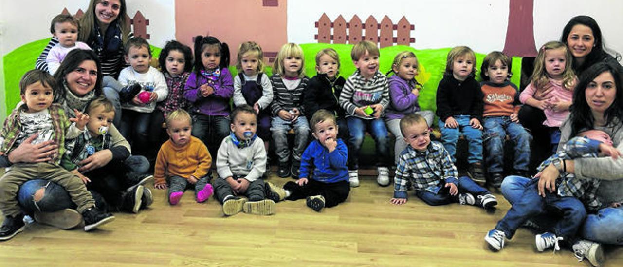 Escolars d´aquest centre amb les seves educadores.