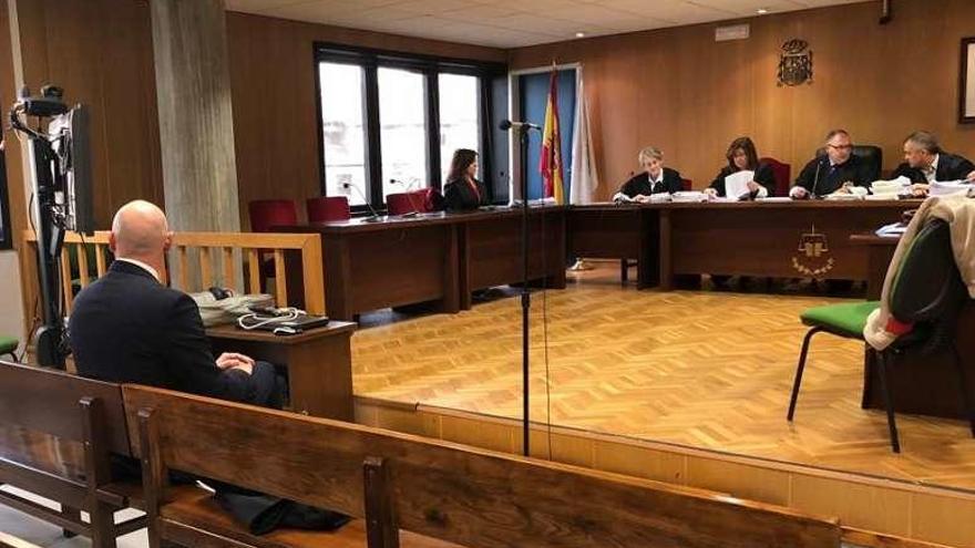 El acusado, en el juicio celebrado ayer en la Audiencia. // Fdv