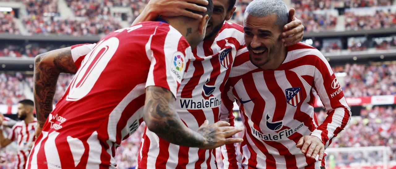 Correa celebra l’1-0 amb Koke i Griezmann. | VIOLETA SANTOS MOURA/REUTERS