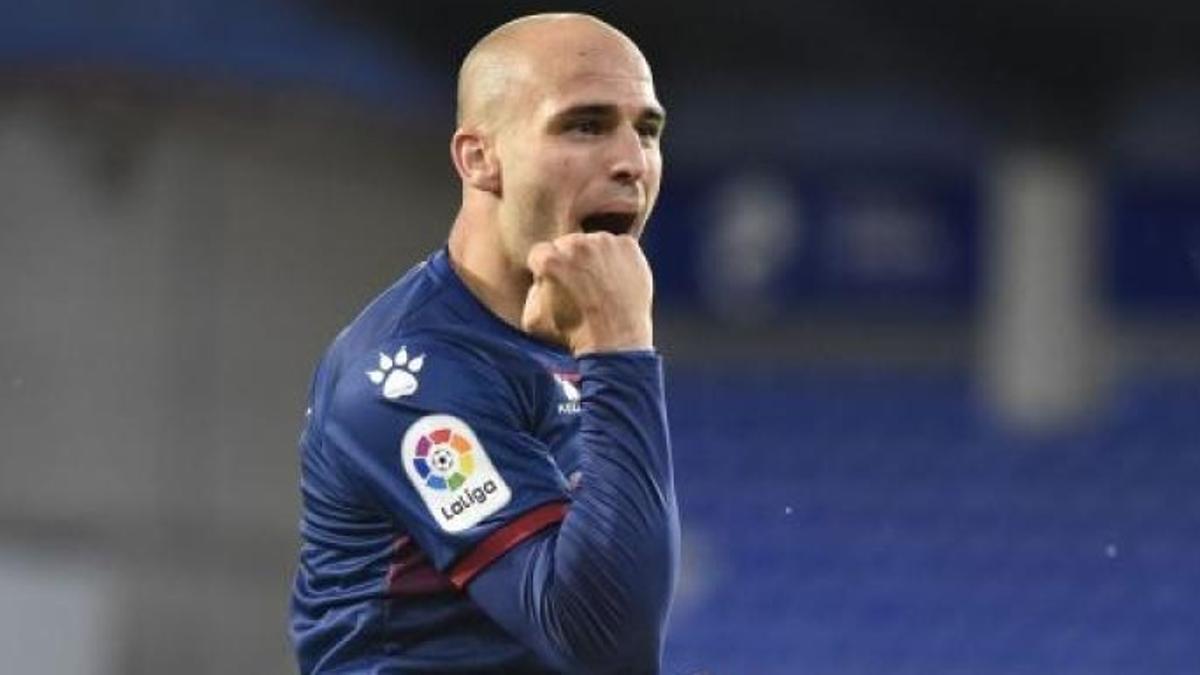 El delantero grancanario Sandro Ramírez celebra un tanto con el Huesca.