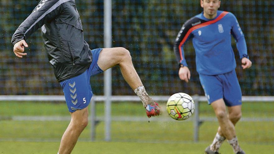 David Fernández controla un balón en presencia de Cervero.