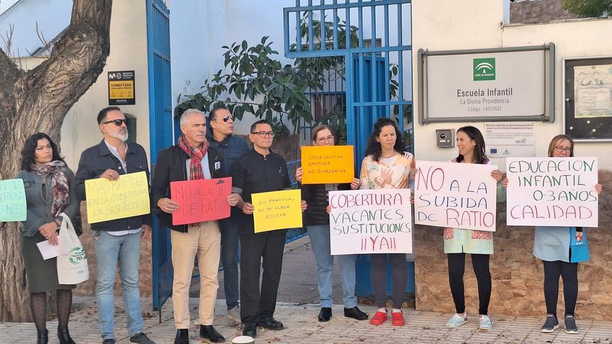 Protesta en Puente Genil por la subida de ratios y la falta del personal en escuelas infantiles