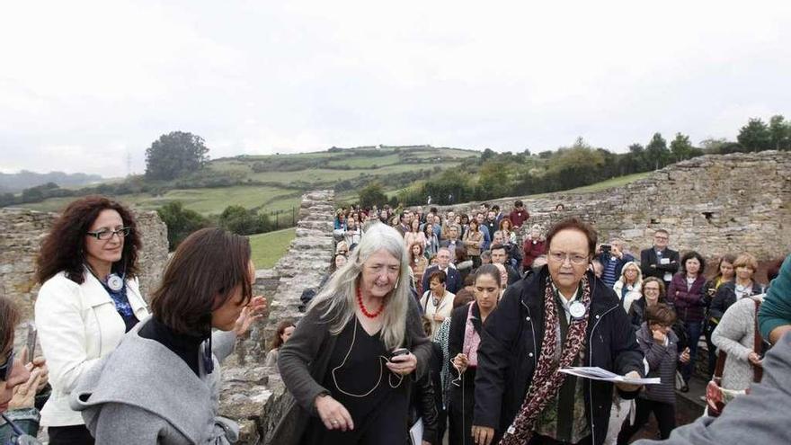 La historiadora Mary Beard, en el centro de la foto, con Carmen F. Ochoa, a la derecha, el 18 de octubre del año pasado, cuando visitó Veranes antes de recibir el &quot;Princesa de Asturias&quot; de Ciencias Sociales.