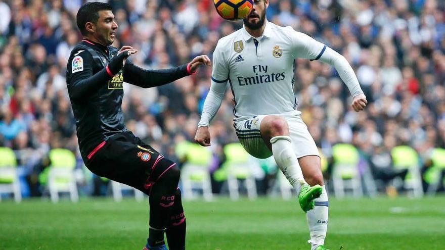 Isco intenta superar con un &quot;sombrero&quot; el marcaje del españolista Reyes.