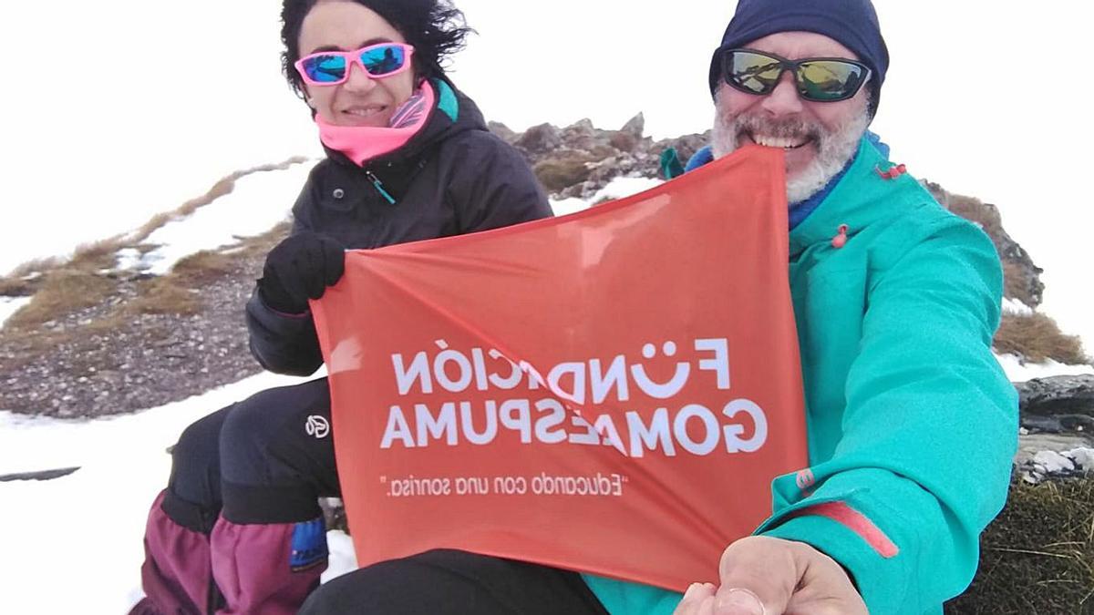Javier Campos junto a otra montañera en la cumbre de Trevinca. | Cedida a A. S.