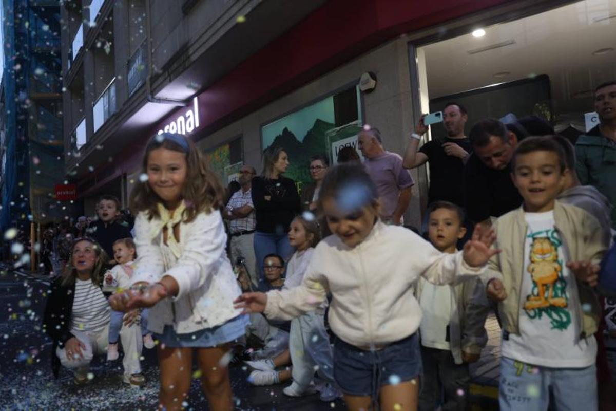 Los niños disfrutaron con la lluvia de confeti.