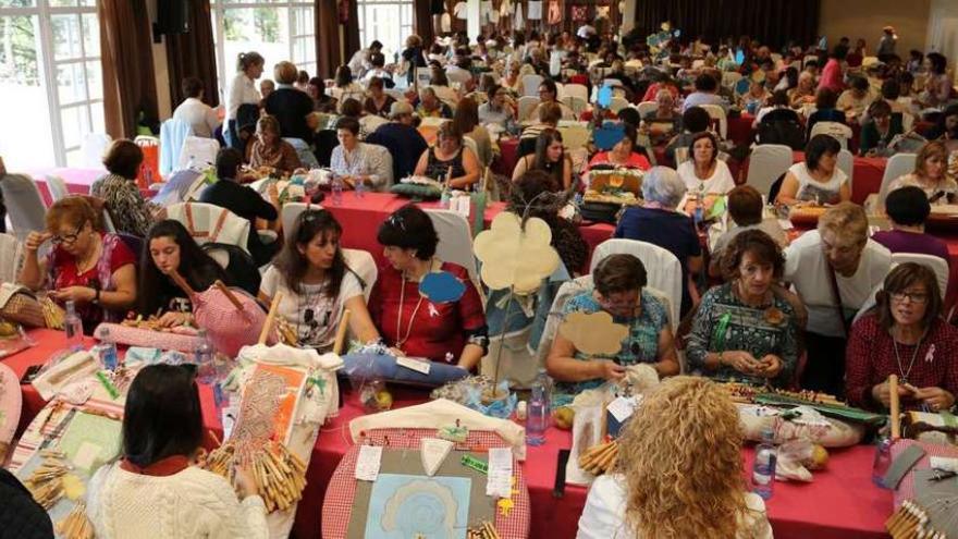 Una vista parcial del Palacio de Congresos y Exposiciones La Toja durante la &quot;Palillada Popular Festa do Marisco&quot;, ayer.