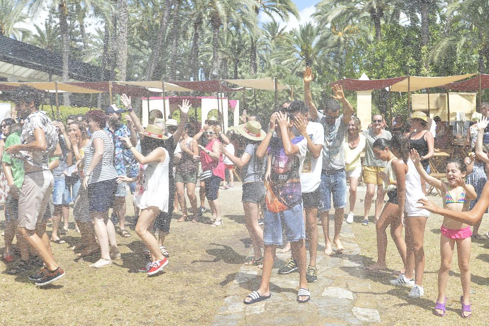 El Ágora Heliketana de la Rotonda Municipal se llena de un ambiente único durante las fiestas.