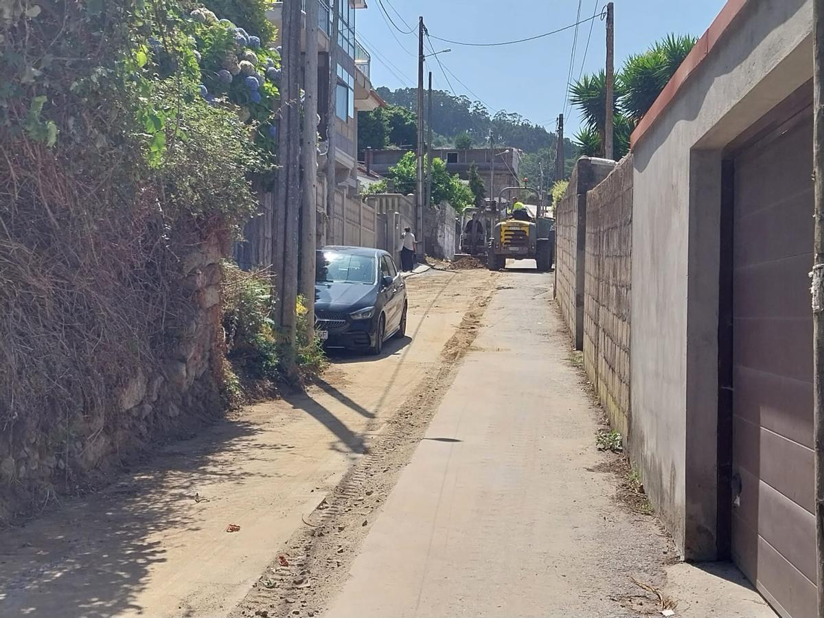 Las obras para la renovación de la tubería de abastecimiento en la calle Cubela, en Bueu.