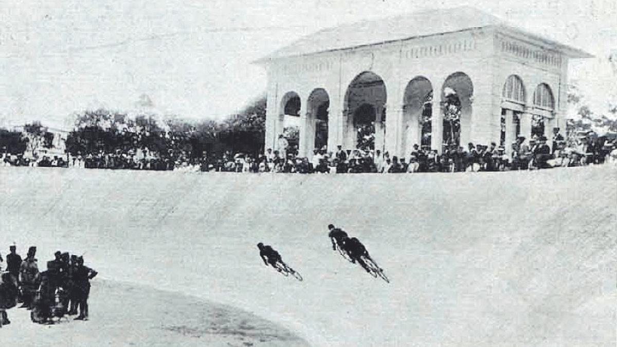 La pista i les grades del Velòdrom Tirador, inaugurades el 1903.