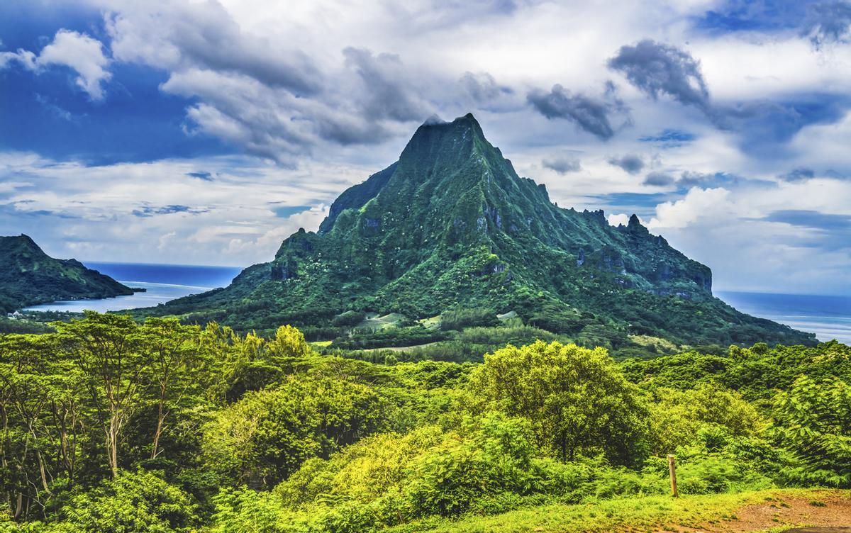 El Mirador de Belvedere (Belvedere Lookout), ubicado en la isla de Moorea (Polinesia Francesa), es famoso por ofrecer una de las vistas panorámicas más espectaculares del Monte Rōtui. Esta icónica cima volcánica es la segunda más alta de Moorea con 899 metros de altitud