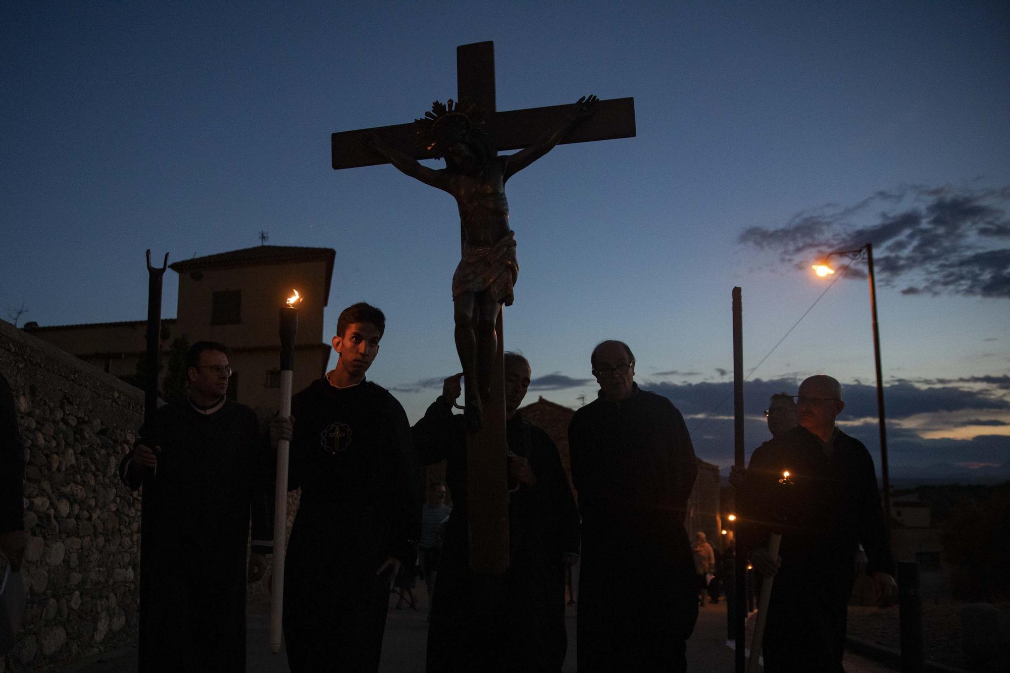 Peralada treu al Sant Crist Negre en processó invocant la pluja