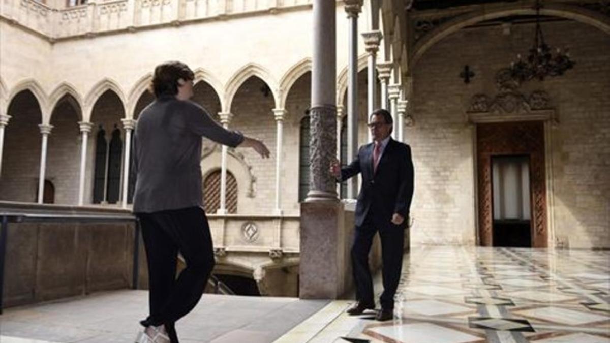 El 'president' recibe a la alcaldesa en la galería gótica del Palau, ayer.