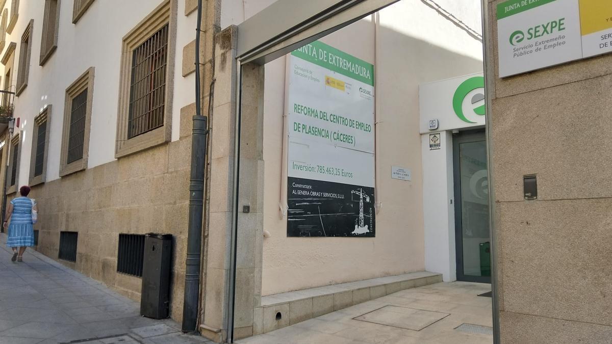 El sector servicios empuja la caída del paro en Plasencia antes del verano.