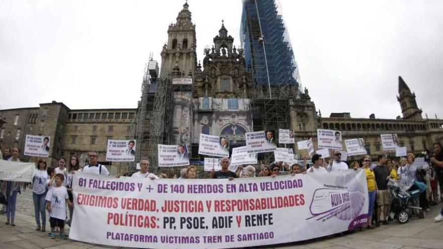 La pancarta de las víctimas del accidente, concentradas ante la catedral de Santiago.