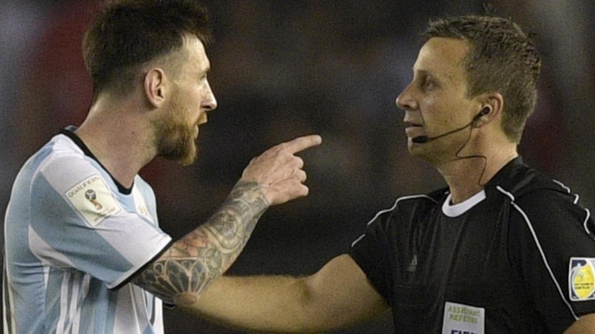 Messi se encara con el árbitro asistente al final del Argentina-Chile
