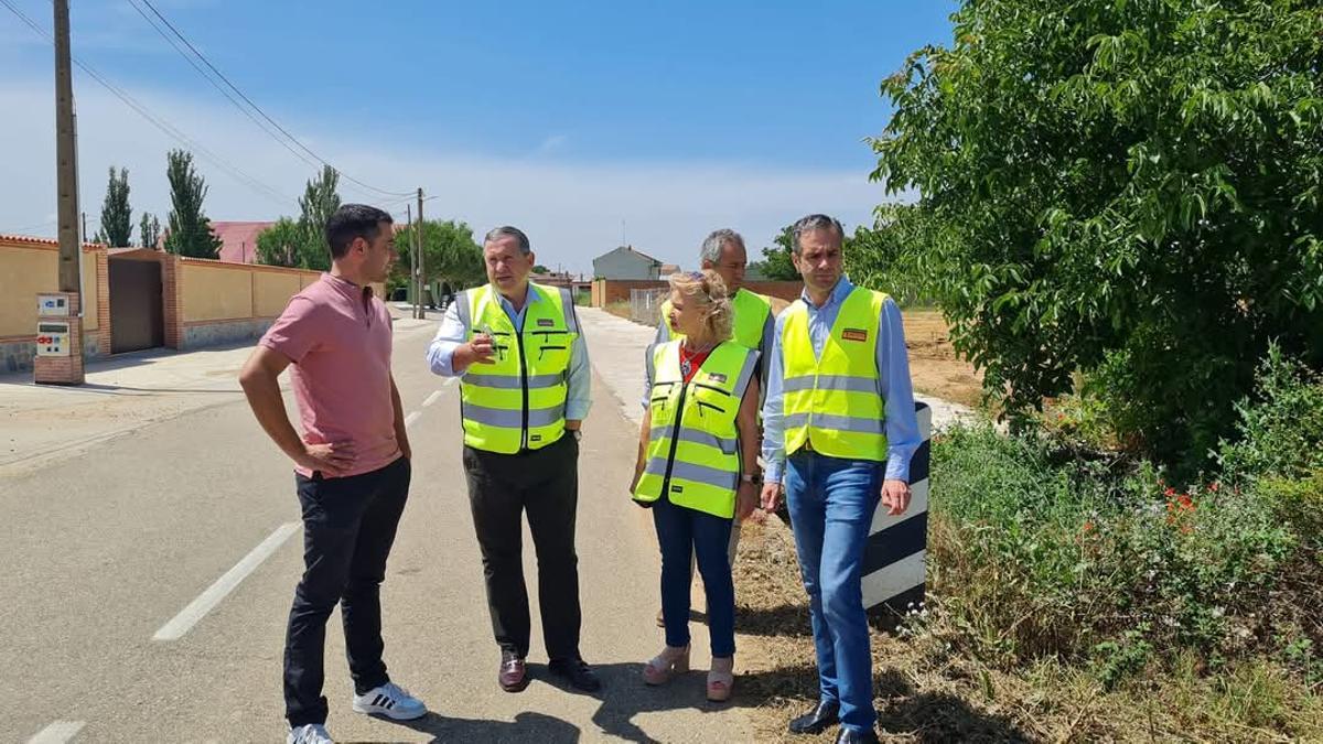 El presidente de la Diputacion, Javier Faùndez, con diputados y alcaldes durante la visita a la carretera.