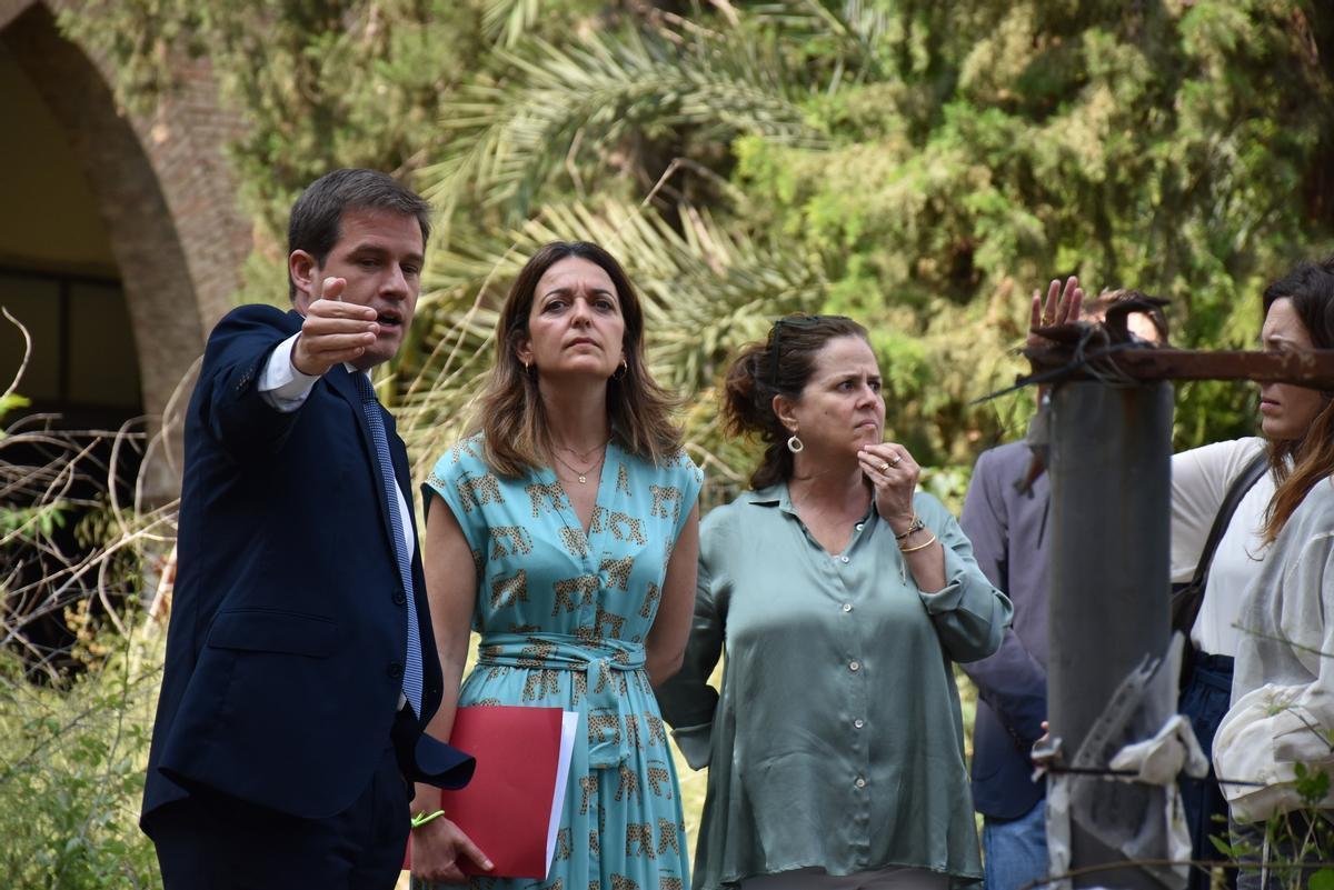 El alcalde de Xàtiva, Roger Cerdà, junto a la consellera de Justicia, Nuria Martínez, en Santa Clara.