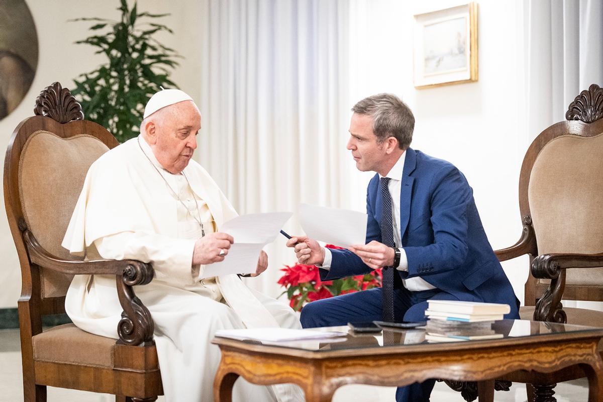 El papa, con Javier Martínez Brocal en el Vaticano.