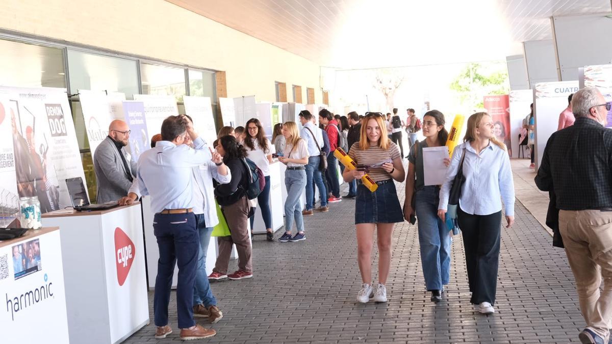 La feria de empleo se ha celebrado en los soportales de la Biblioteca General