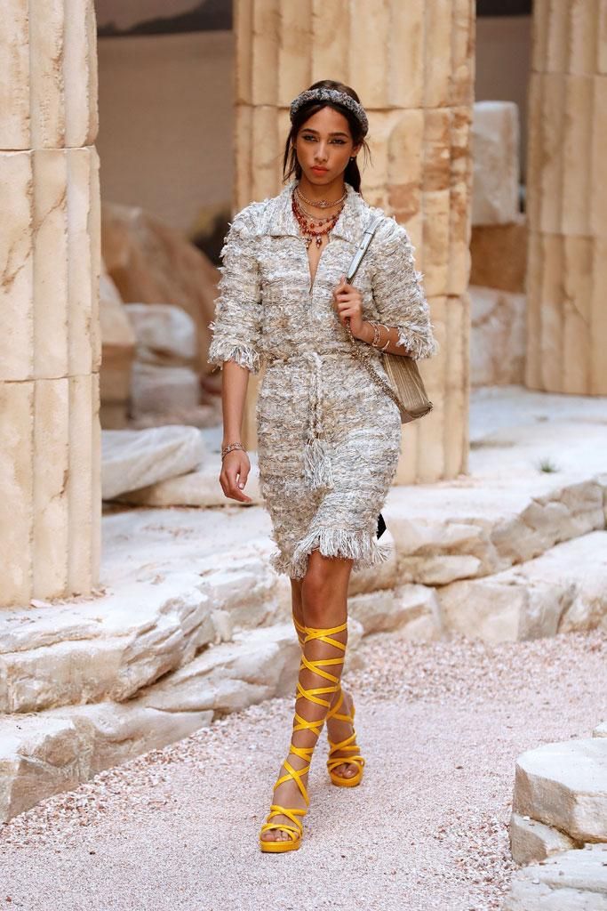 Chanel Colección Crucero 2018: traje de tweed blanco