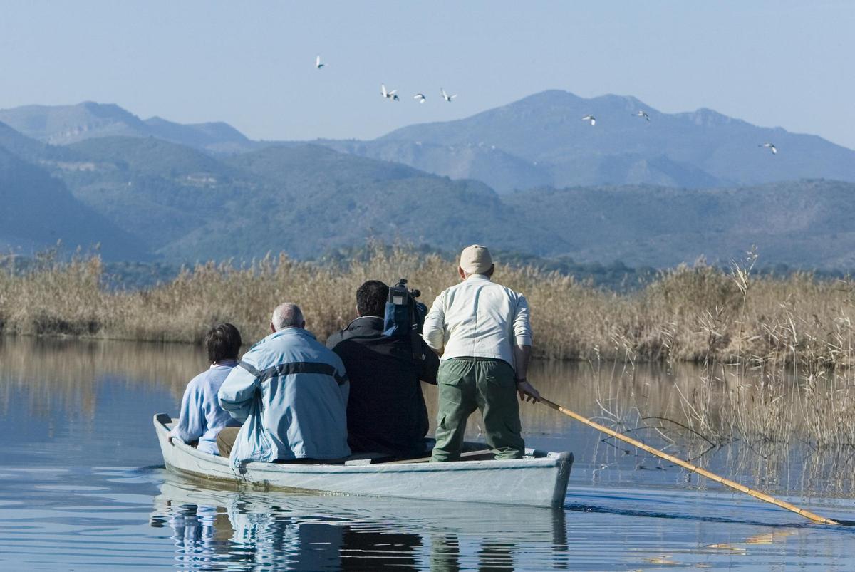 Paseo en barca por el marjal en una imagen de archivo.