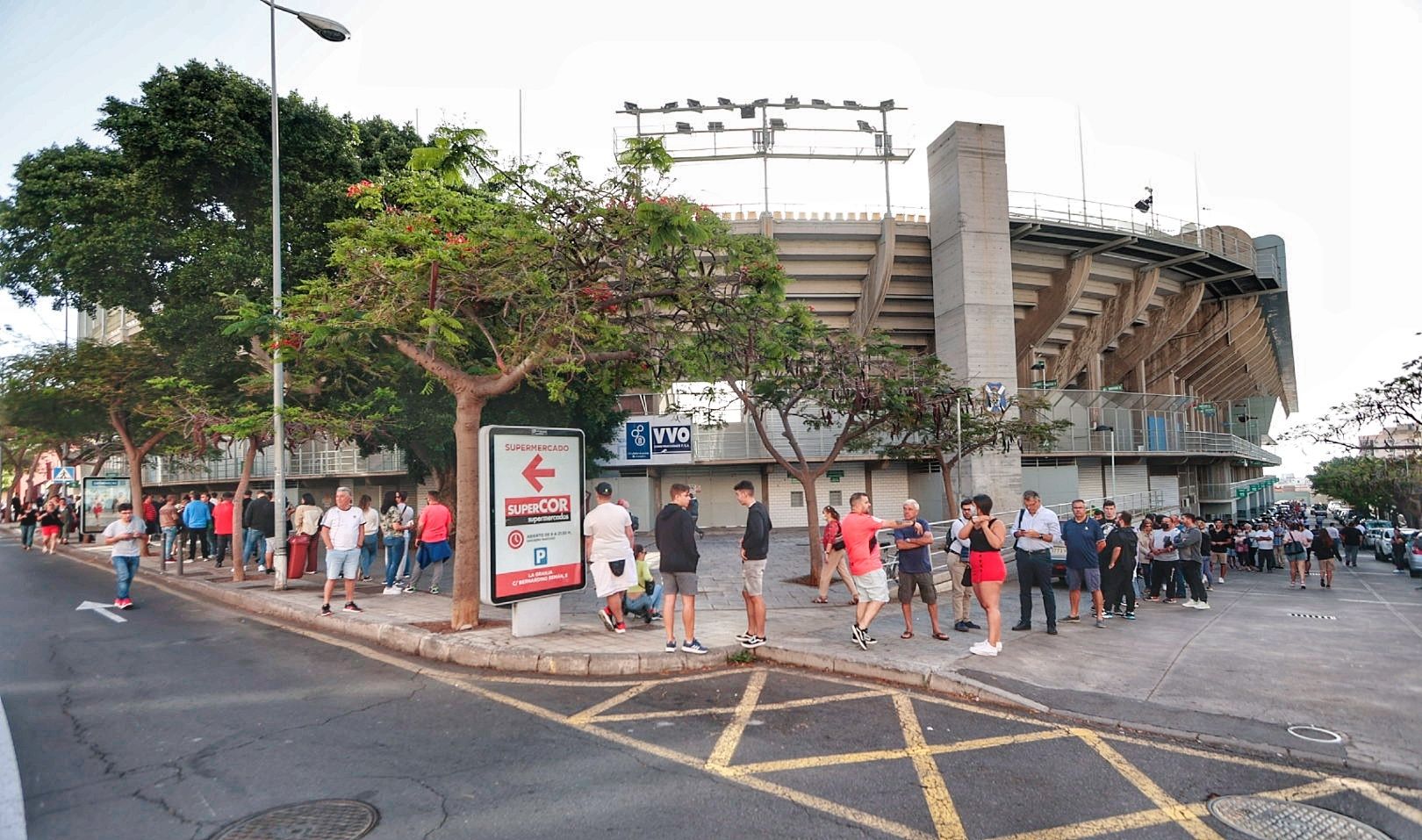 Colas para una entrada del Tenerife - Girona