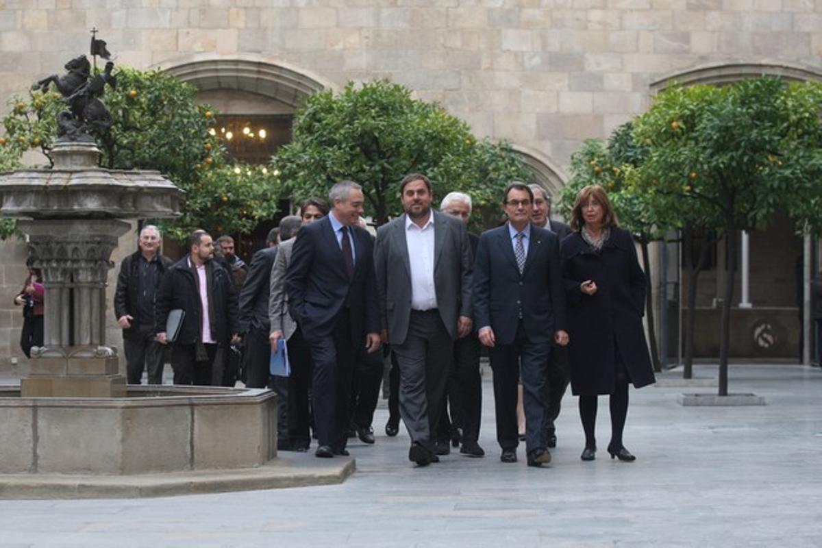 Polítics van a la cimera en defensa de l’educació en català.