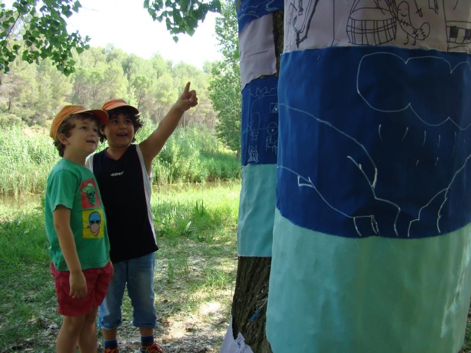 Infants de Sant Salvador creen el 'bosc de l'alegria'