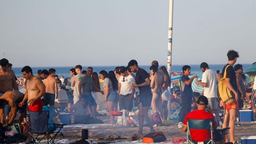 Todas las fotos de una noche de San Juan sofocante en las playas de València