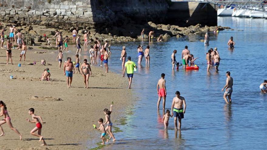 Bañistas en una playa de Baiona // Marta G. Brea