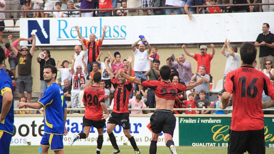 Els jugadors del Reus celebrant un dels dos gols que van aconseguir ahir contra el Comarca de Níjar.