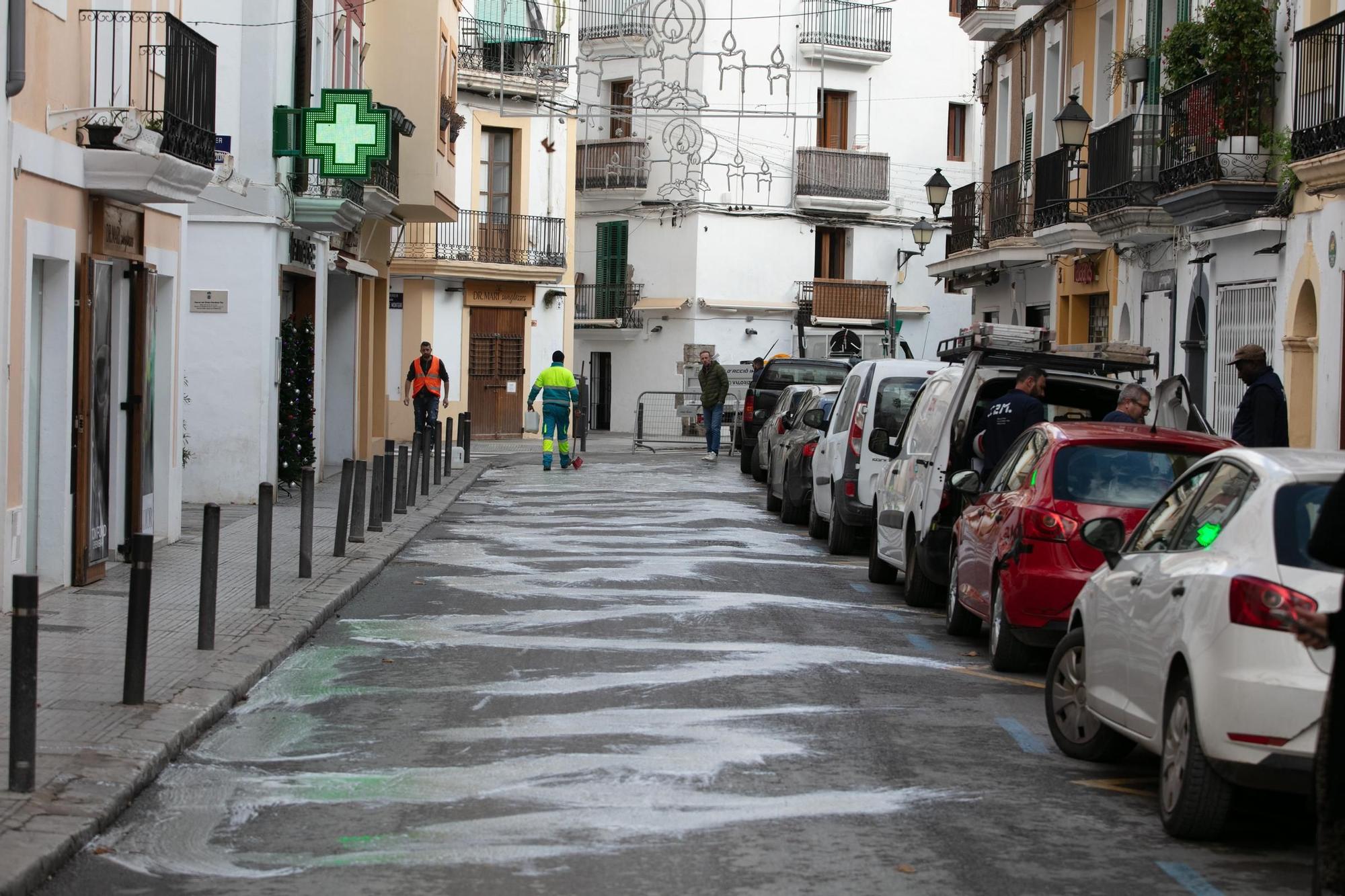 Calle de las farmacias de Ibiza cortada por vertidos de aceite